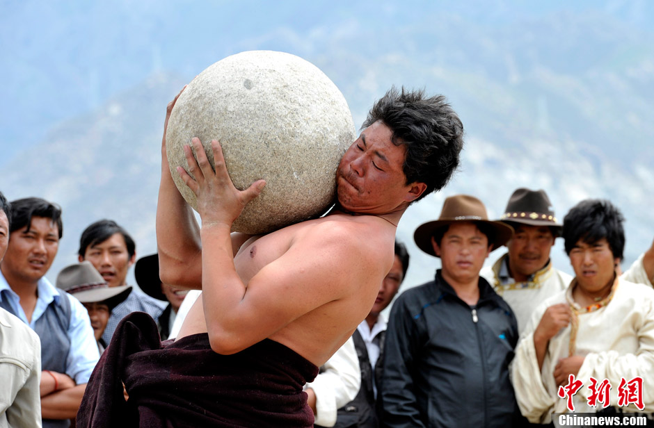 拉萨雪顿节上演西藏传统体育项目――抱石头比