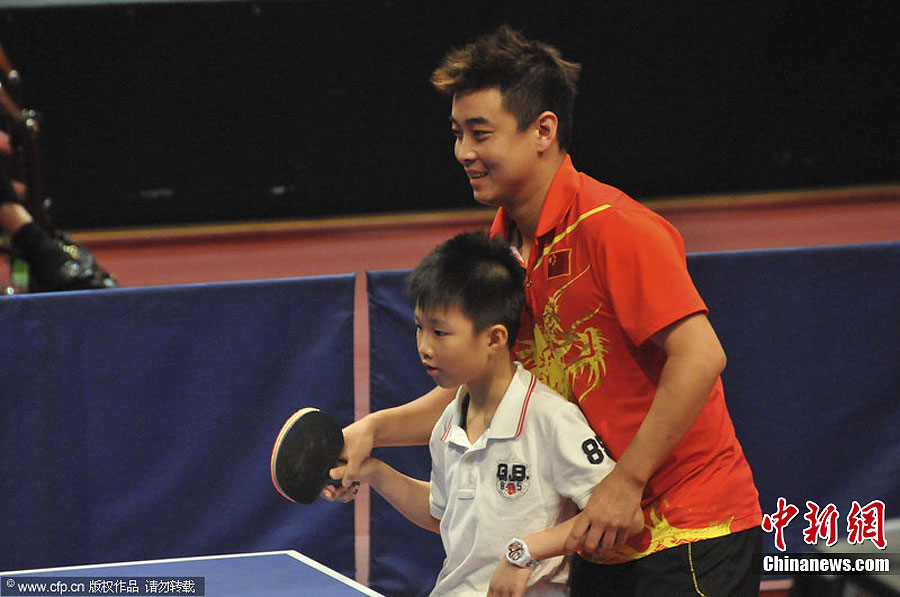 国家奥运金牌运动员访港团成员派发纪念品