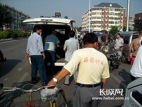 天津闹市区 面包车从骑电动车人腰部压过