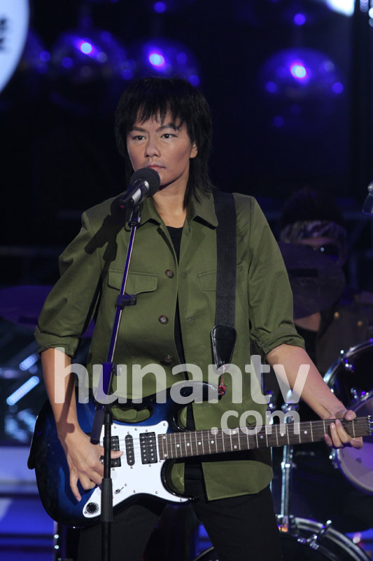 瞿颖大咖秀再玩颠覆 模仿崔健唱摇滚[图]_新闻