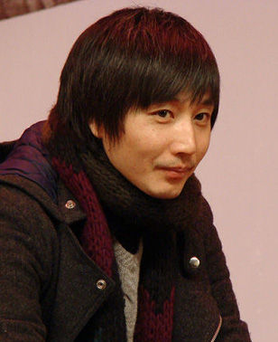 图文:张亚东上海举办读书讲座 与年轻人畅谈创作经验