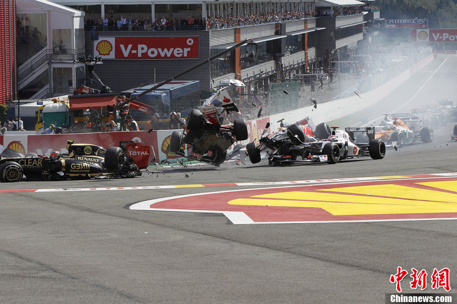 惊险:F1比利时站发生多车相撞事故