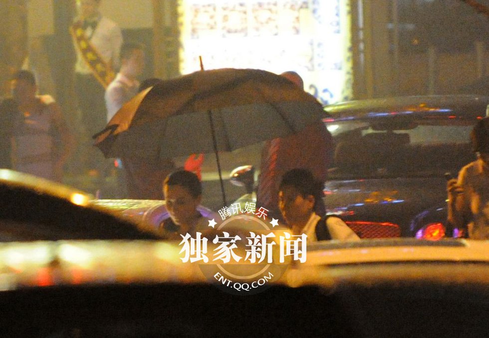 刘嘉玲深夜里忙会客 漫步雨中获助理撑伞 