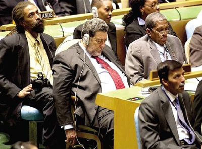 联合国大会:代表们睡觉 希拉里演讲稿涂鸦[图]