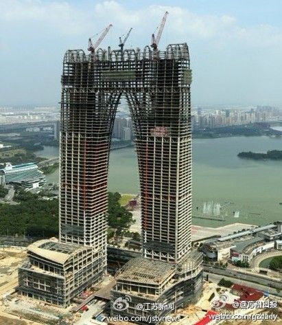 航拍苏州“秋裤大楼”:拒绝光脚穿“方头鞋”_新闻中心_中国网