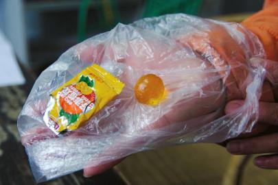 小男孩在幼稚园吞食软糖卡气管窒息死亡 家长