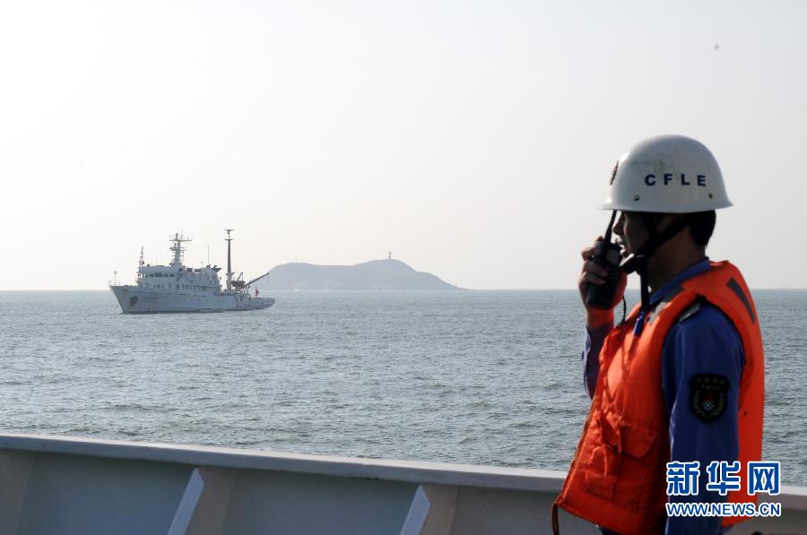 中国渔政202船与巡钓船队在浙江南麂岛会合