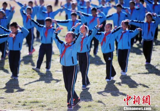 新疆伊吾县小学生课间操融入民族舞元素__教