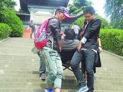 5残疾人报名旅行社遭拒 开残疾车自驾3日游(图