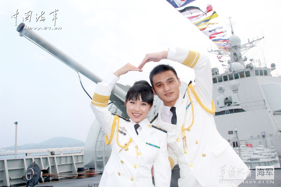中国海军护航男女军官喜结伉俪