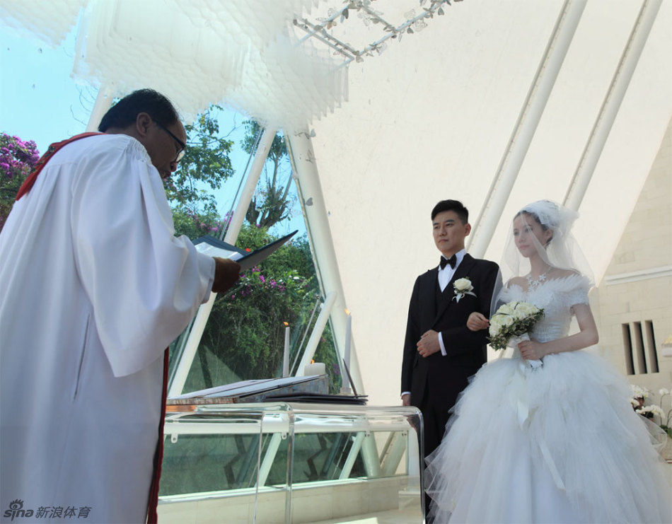 孔杰与"超女"巴厘岛完婚 新婚妻子外形甜美[高清]