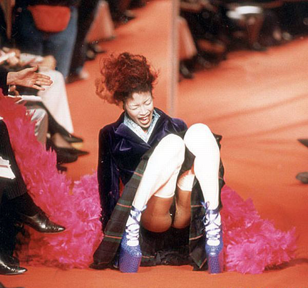 <em>模特</em>们穿着最新款的服饰在t型台上<em>走秀</em>的