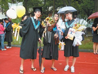 台湾一大学禁穿<em>拖鞋</em> 以未来县太爷比喻大学生