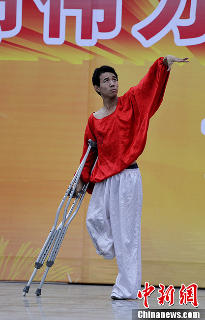 北京残疾人艺术团走进四川锦江监狱__教育中