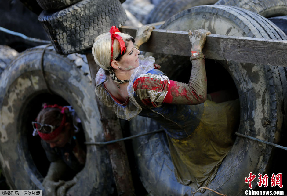 奥地利举行泥地越野赛 选手浑身泥浆high翻天(图)