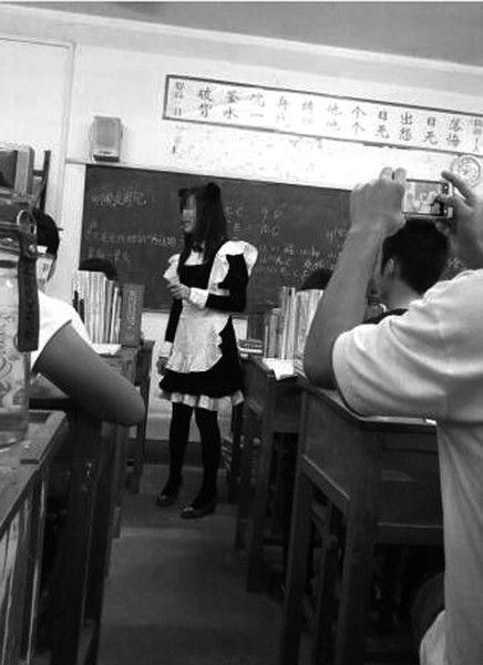 女老师兑现承诺穿 <em>女仆</em>装 上课 引网友热议(图