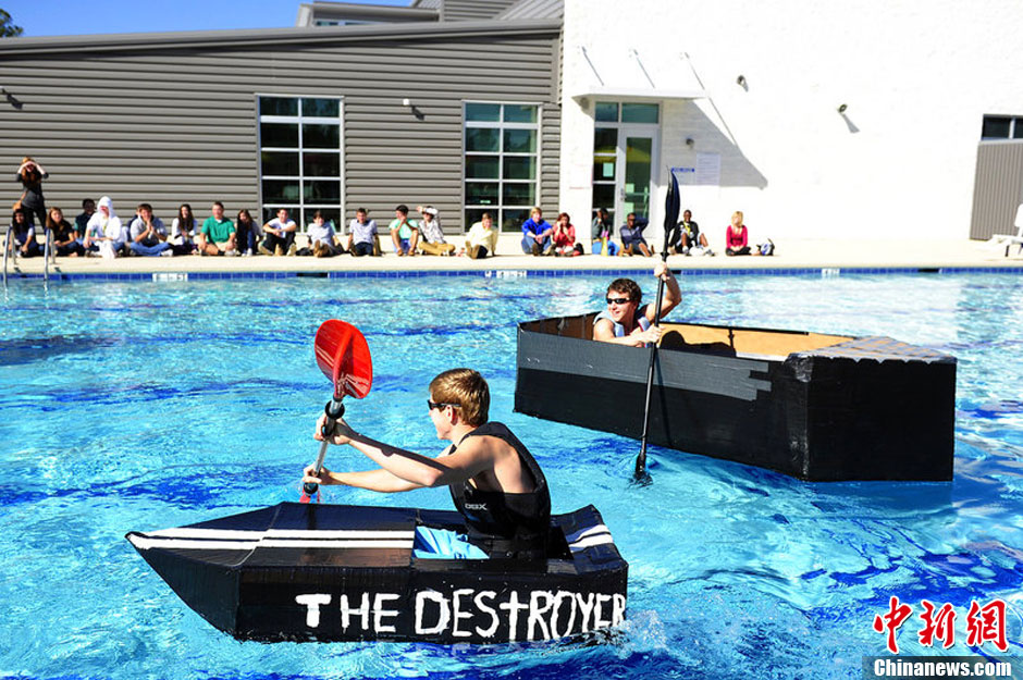 美国高中物理课上举办划纸船大赛