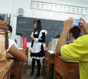 教师穿<em>女仆</em>装上课难脱 两宗罪 __教育中国_中