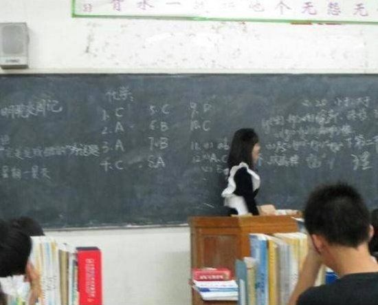 教师兑现承诺<em>女仆</em>装授课 网友:我被感动得哭了