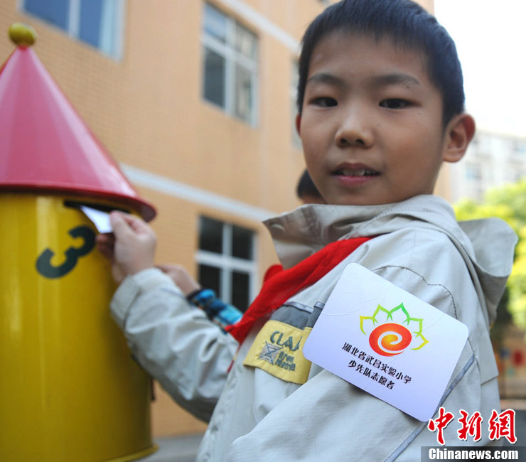 武汉一小学取消几道杠臂章 徽章替代__教育