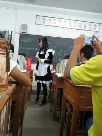 美女教师<em>女仆</em>装授课微博疯传 对赌月考成绩/图