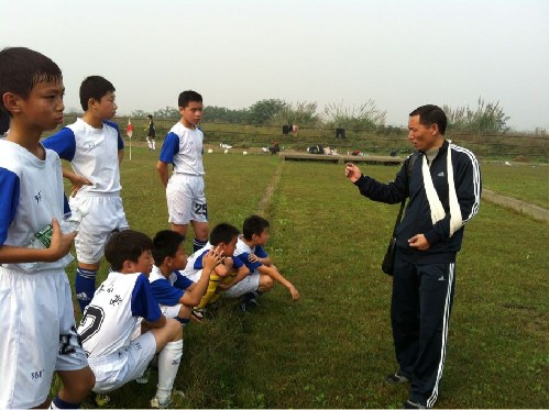 成都中小学足球联赛开幕 基层教练感慨:足球输