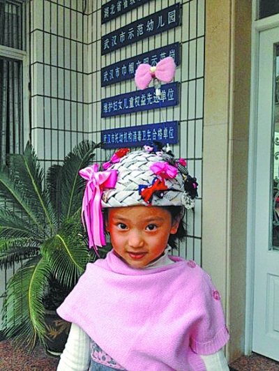 5岁女孩用废报纸做民族风帽子 老师叹:美翻了