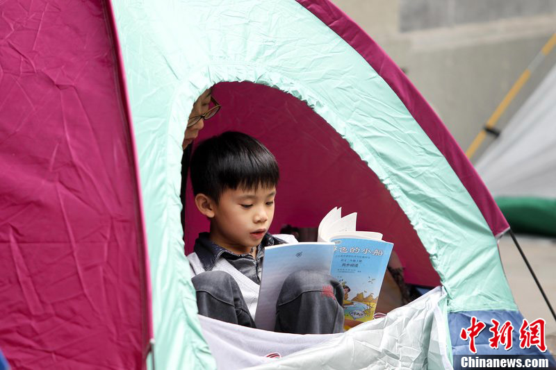 杭州:孩子上兴趣班 家长扎堆搭帐篷陪读__教育