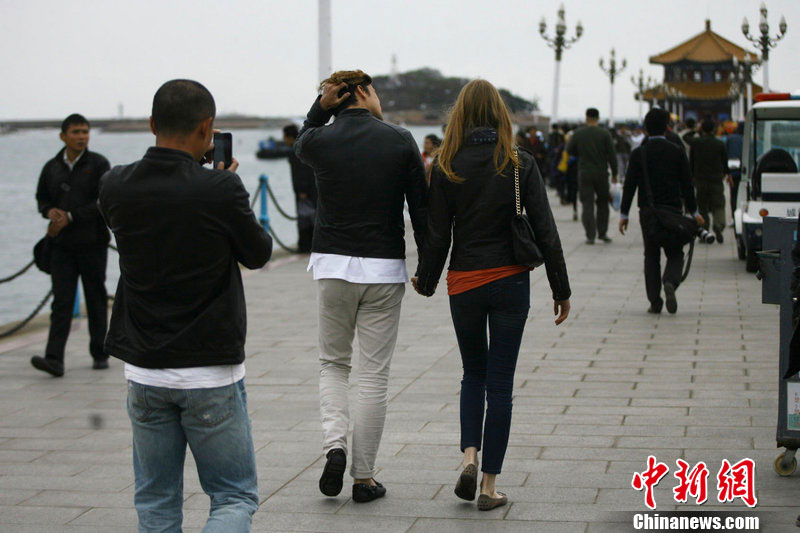 谢晖携<em>外籍女友</em>逛栈桥