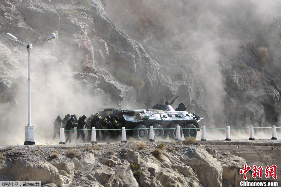 吉尔吉斯斯坦安全部队举行反恐演习