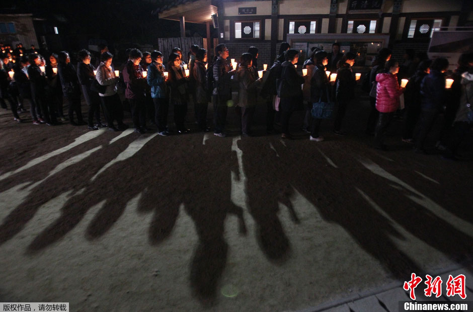 韩国高考冲刺阶段 学生家长点烛光为子女祈愿