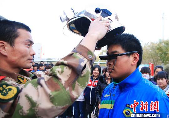 新疆学生零距离感受消防装备魅力 __教育中国
