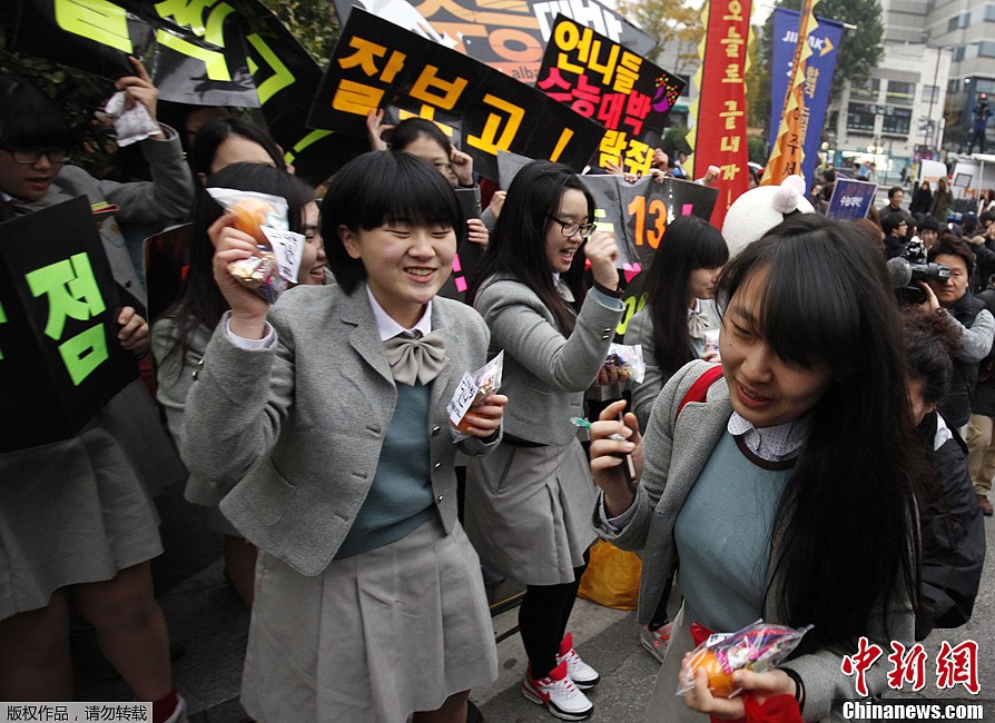 韩国高考举行 全民动员为考生加油__教育中国