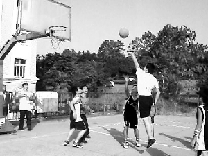 独腿篮球飞人:学生拄拐打篮球照片感动网友__