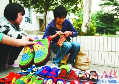 女大学生患白血病坚持求学 母亲做<em>拖鞋</em>租房陪