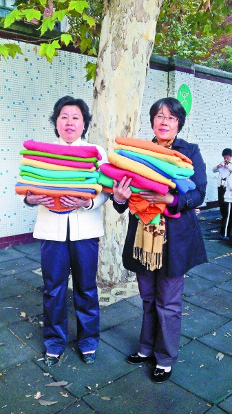 小学老师集体做 织女 22件爱心毛衣寄藏区小学