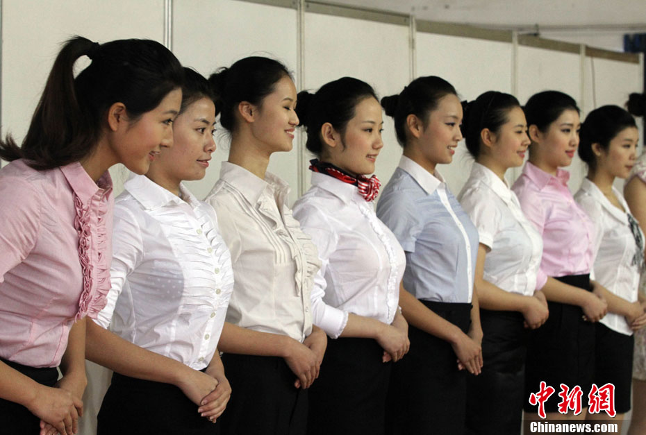 东航冬季招美女空乘图片