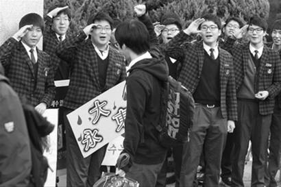 韩国家长为孩子不惜背债:穷了一家人富了培训