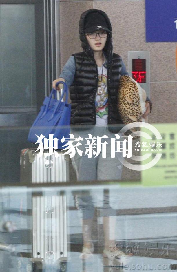 李代沫亮相机场造型颓废 丁丁名牌傍身卖酷(