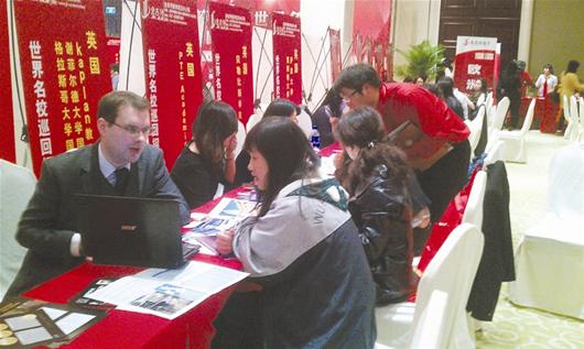 工薪层家长欲卖房送孩子出国 低龄留学因人而