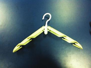 小<em>领口毛衣</em>不好晾 大学生发明随便挂 (图)__教