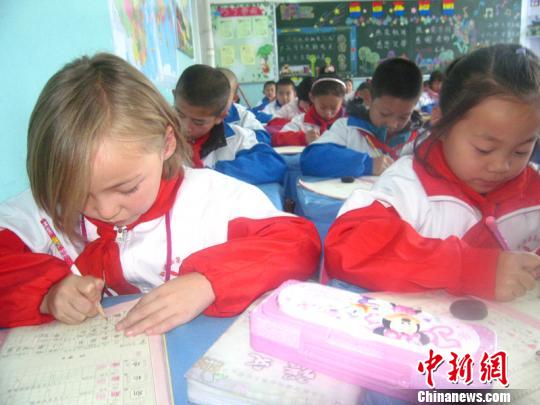 新疆新源县教师签到写板书 官方推写字立人 