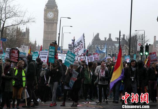 英国学生举行大规模游行抗议学费上涨 __教育