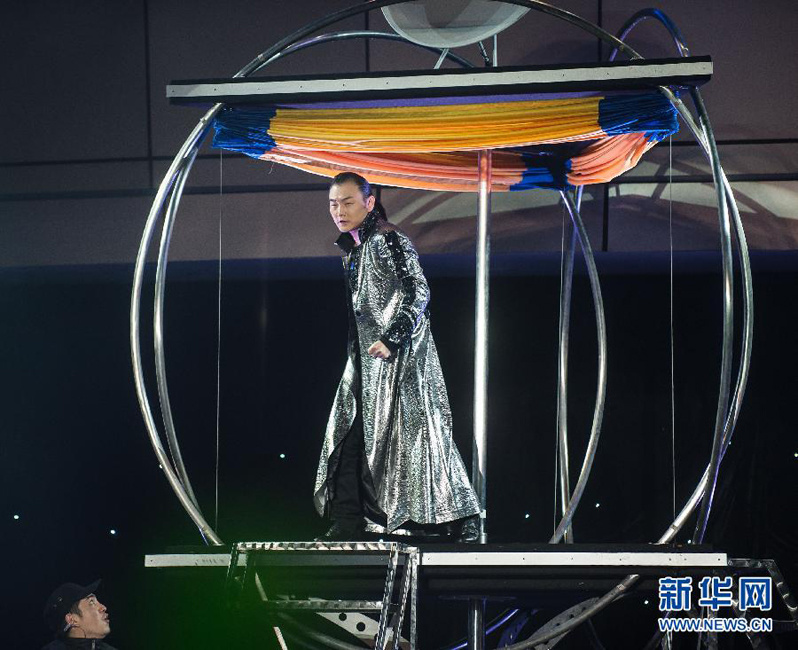 魔术师李宁在武汉成功表演15秒穿越长江