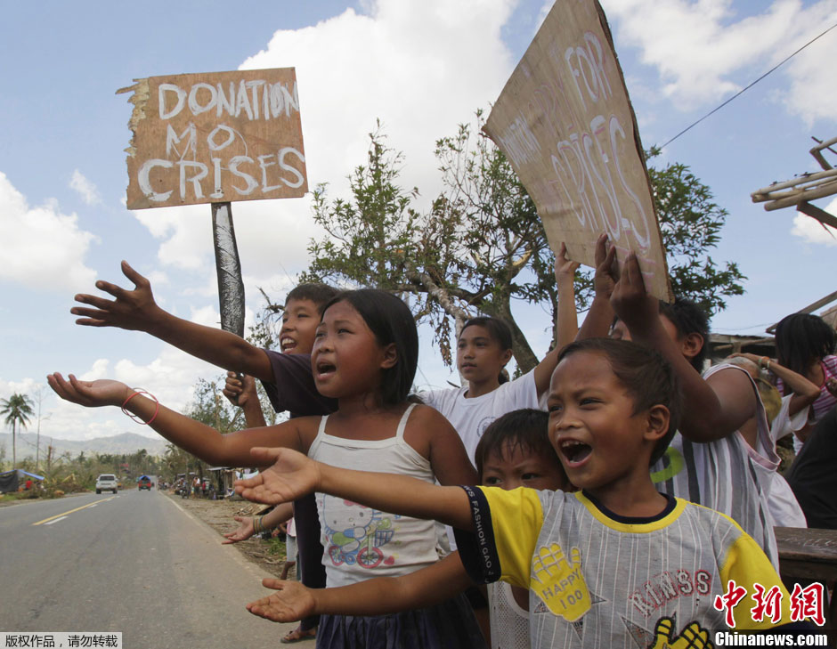菲律宾台风灾区食物短缺 部分家庭被迫乞讨