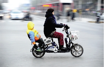 昨日下午,陇海西路桐柏路口,红灯亮起的瞬间一辆电动车闯过路口.