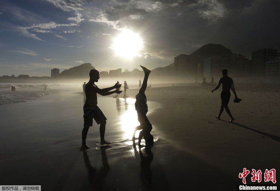 巴西里约男孩海边踢球 阳光沙滩欢乐无穷