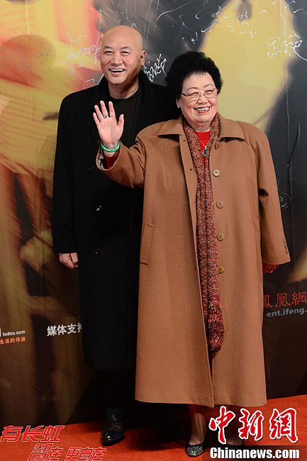 陈丽华迟重瑞年轻时结婚视频 6219610936262113976.jpg