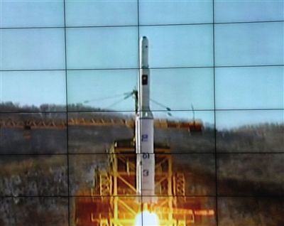 昨日，朝鲜中央电视台播音员播报卫星发射成功消息。（截屏图）