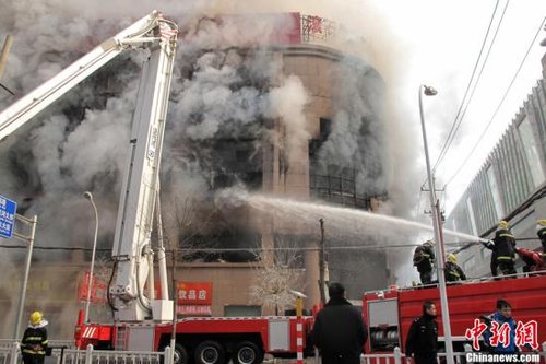 陕西延安国贸大厦大火已致2人遇难(图)